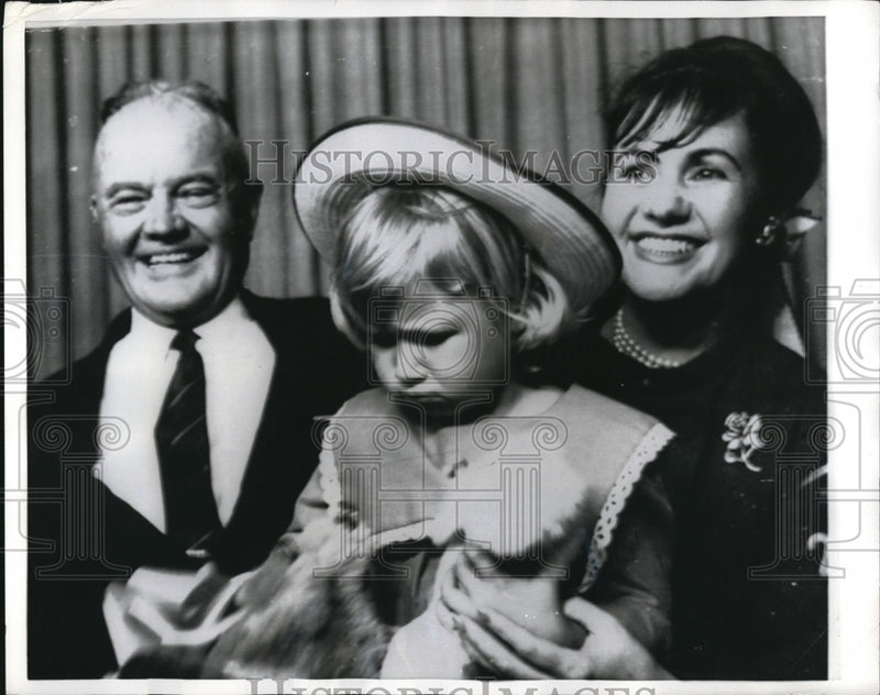 Load image into Gallery viewer, 1969 Press Photo Australia Walter Rice, US Amb with wife Inger &amp; daughter Lisa
