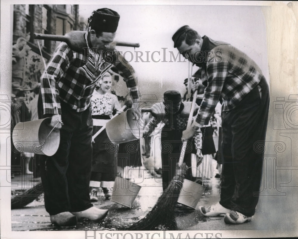 1950 Press Photo Holland, Mich cleanup after Annual Tulip Time festival