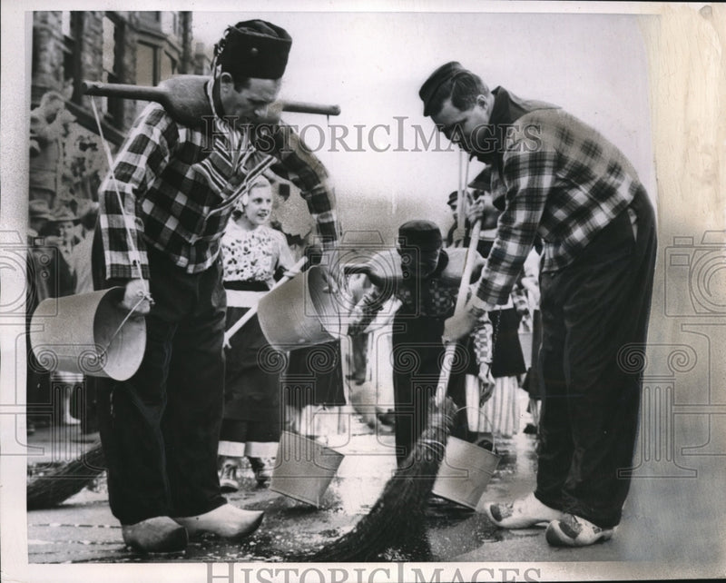 Load image into Gallery viewer, 1950 Press Photo Holland, Mich cleanup after Annual Tulip Time festival
