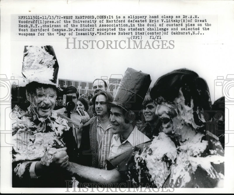 Load image into Gallery viewer, 1972 Press Photo W Hartford, Conn Dr AM Woodruff, pres of Univ &amp; EV Litsky
