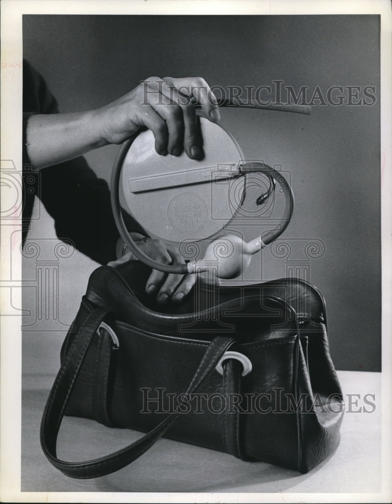 1973 Press Photo Unidentified Item Fits Into a Ladies Purse - nec71220