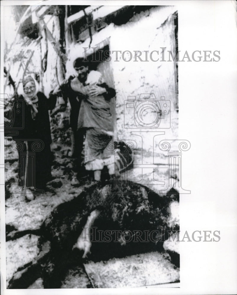 1970 Press Photo Turkish Family Weeps After Collapse of Home from Earthquake