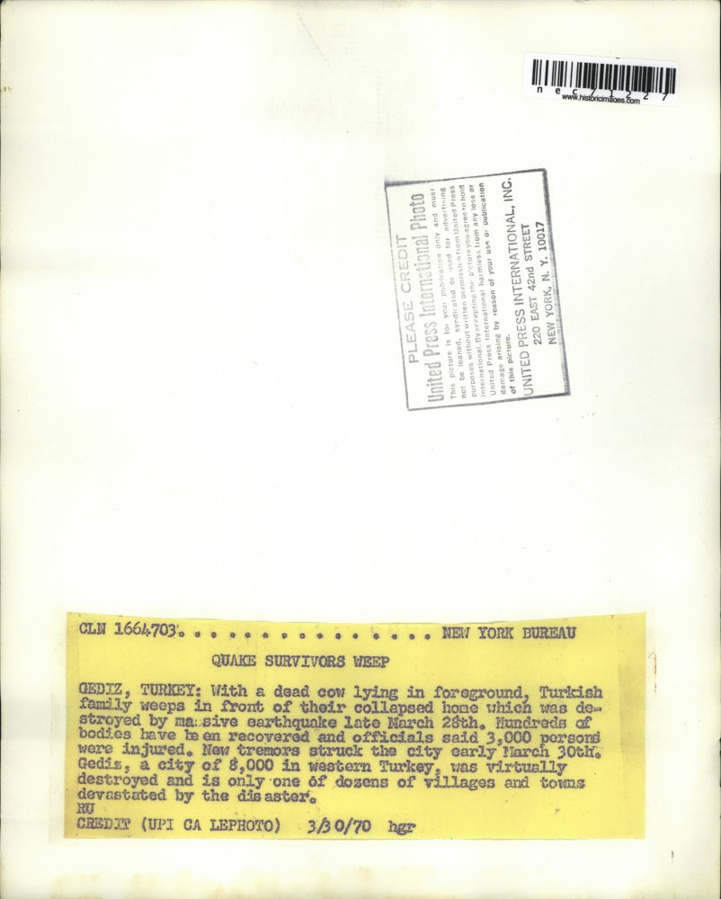 1970 Press Photo Turkish Family Weeps After Collapse of Home from Earthquake