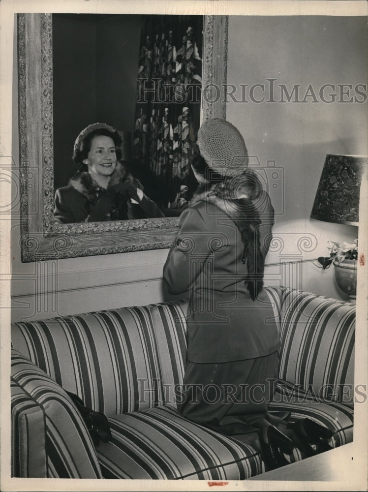 Load image into Gallery viewer, 1949 Press Photo Mrs. George C. Johnson Jr. in Junior League Room at Halles
