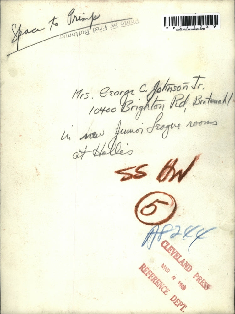 1949 Press Photo Mrs. George C. Johnson Jr. in Junior League Room at Halles