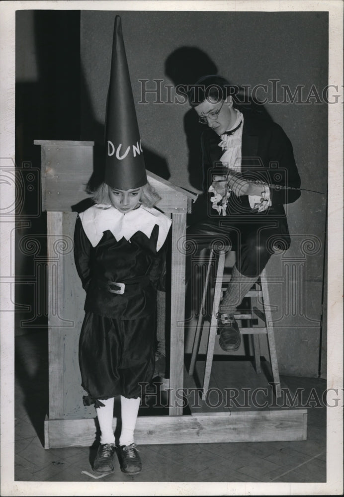 1945 Press Photo Vernon Essie & Bill Luallich of Emerson Junior High