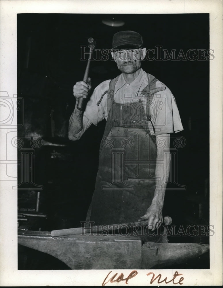 1943 Press Photo Fred Gerbair at Age 85 at Ohio &amp; Western Pacific One- Historic Images