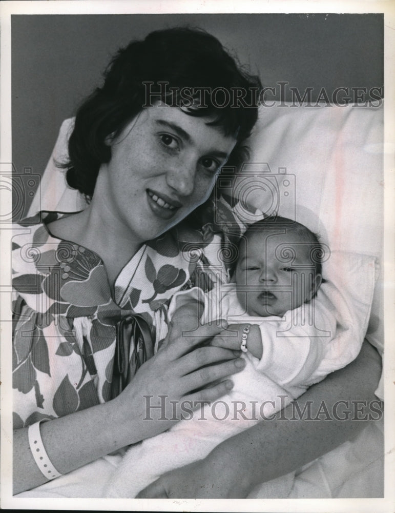Load image into Gallery viewer, 1963 Press Photo Mrs James Walker &amp; baby Lisa Ann at the hospital
