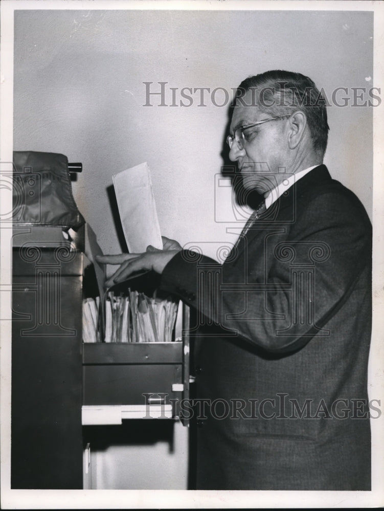 Load image into Gallery viewer, 1961 Press Photo Charles M Weston, School Bd treasurer in Cleveland
