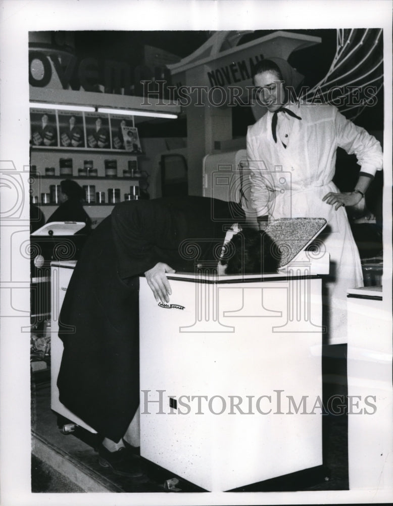 1956 Press Photo Paris housewife tries new washing machine at Homemaking Show