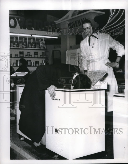 1956 Press Photo Paris housewife tries new washing machine at Homemaking Show