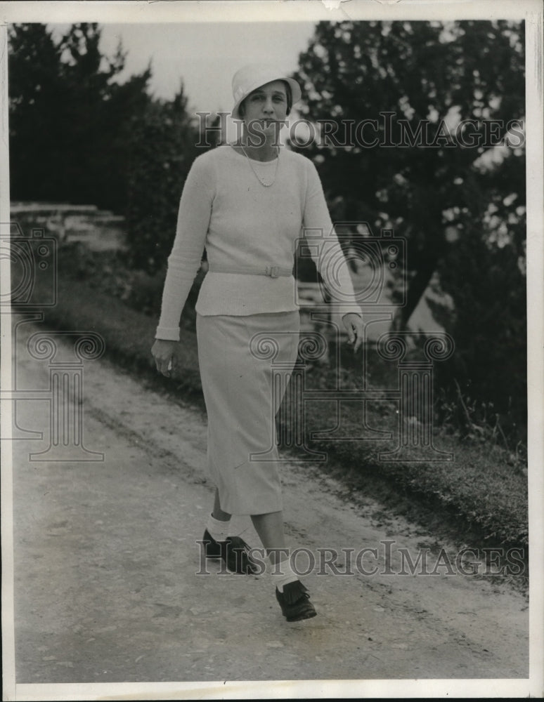 Load image into Gallery viewer, 1933 Press Photo Mrs Julius White of NY vacations in Bermuda
