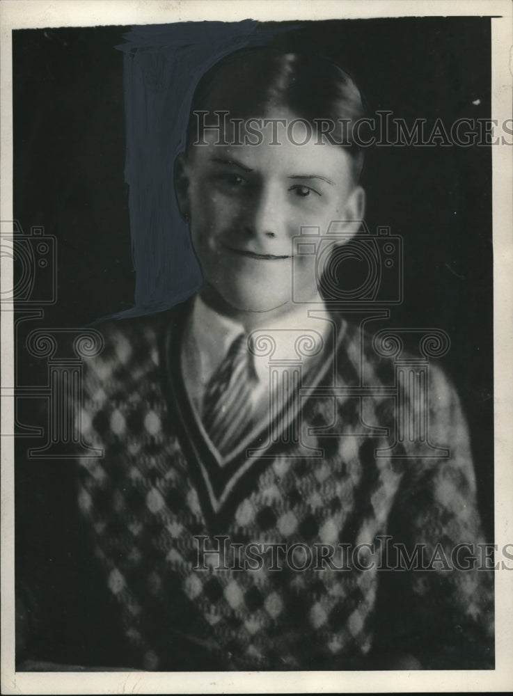 Load image into Gallery viewer, 1930 Press Photo Leslie Hall, inured by bomb sent to his family
