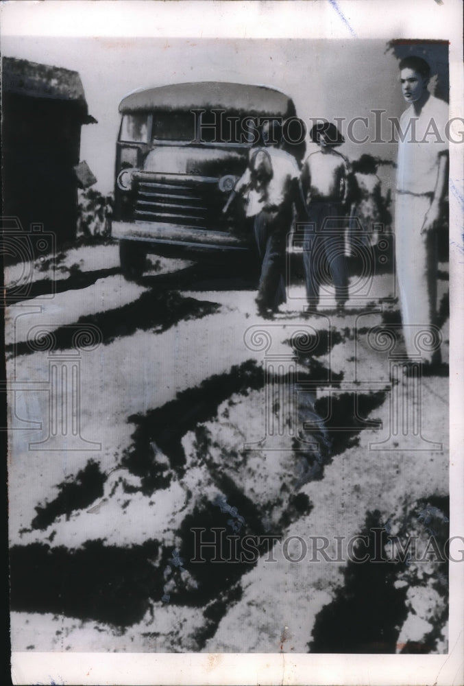 Load image into Gallery viewer, 1955 Press Photo Mindanao, Philippines buses stopped at earthquake cracks
