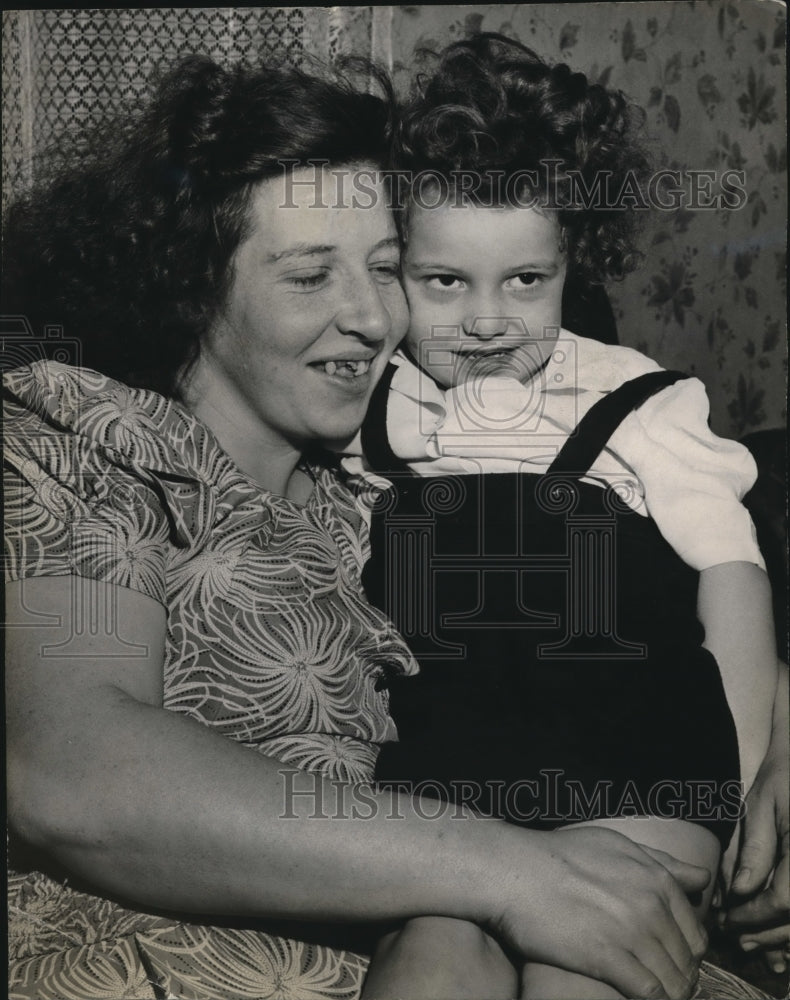 1945 Press Photo Kidnapped girl Nancy Hessler back safe with mom in Dayton, Oh