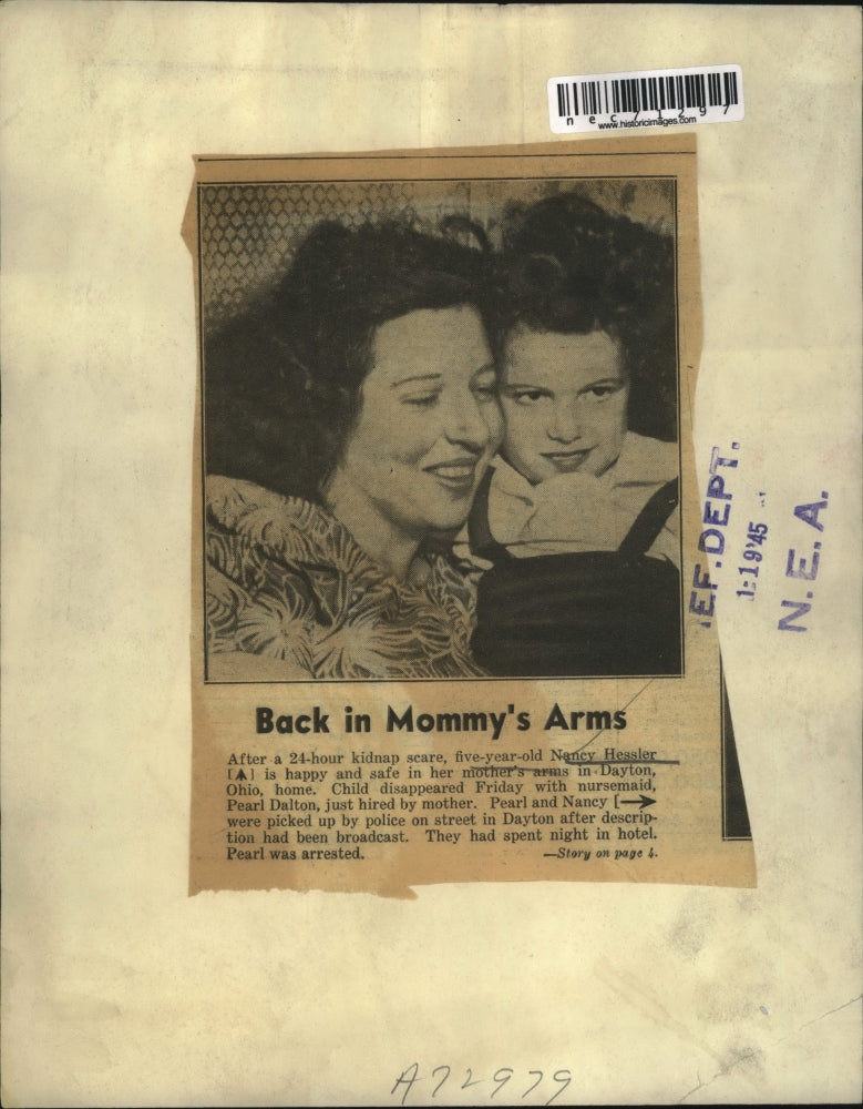 1945 Press Photo Kidnapped girl Nancy Hessler back safe with mom in Dayton, Oh