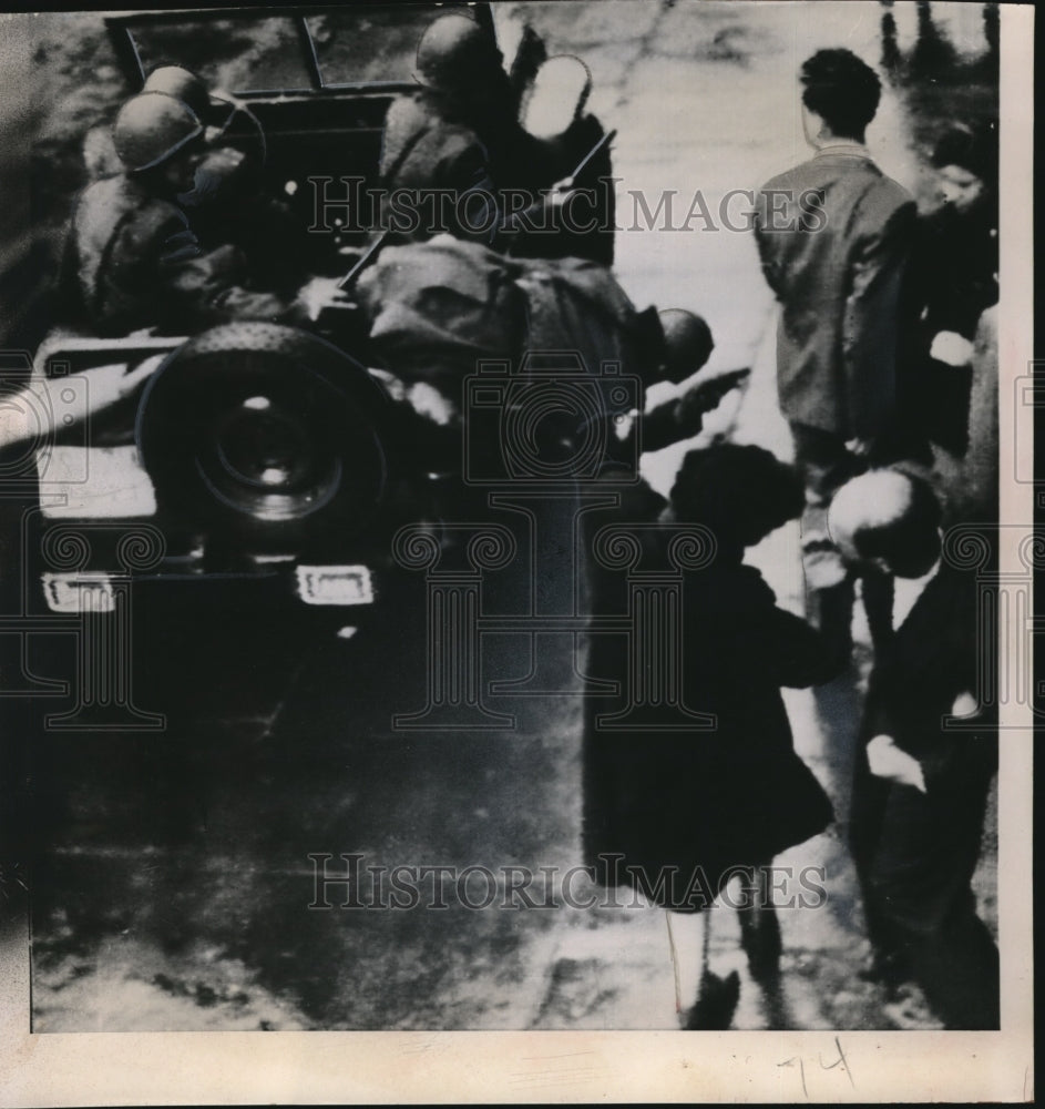 1952 Press Photo Rome policeman in jeep & rioting students at US Embassy- Historic Images