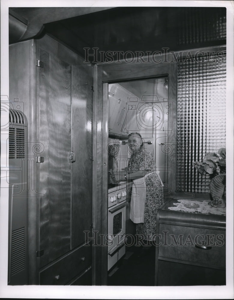 1952 Press Photo Mrs. Emma Whitlock Uses Sink in Trailer Kitchen- Historic Images