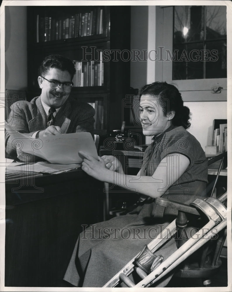 Load image into Gallery viewer, 1953 Press Photo Tim J Nugent &amp; Janet Marshall enrolling for psychology class
