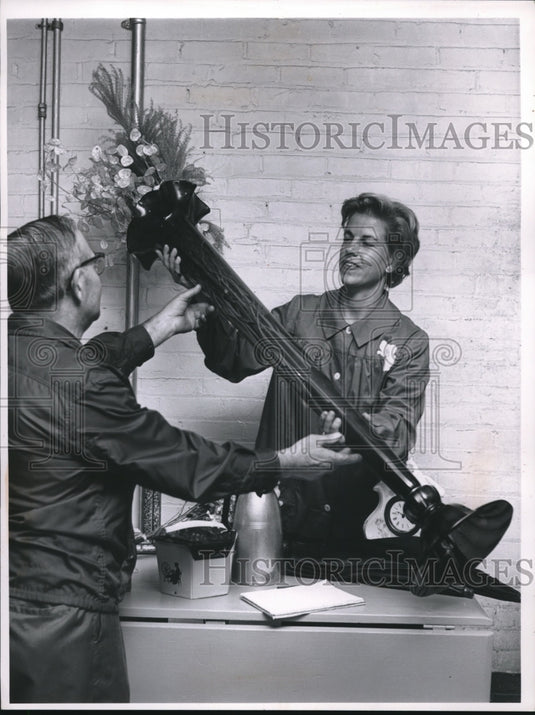 1961 Press Photo Mrs Charles Newcomer & John Sylvester at White Sale