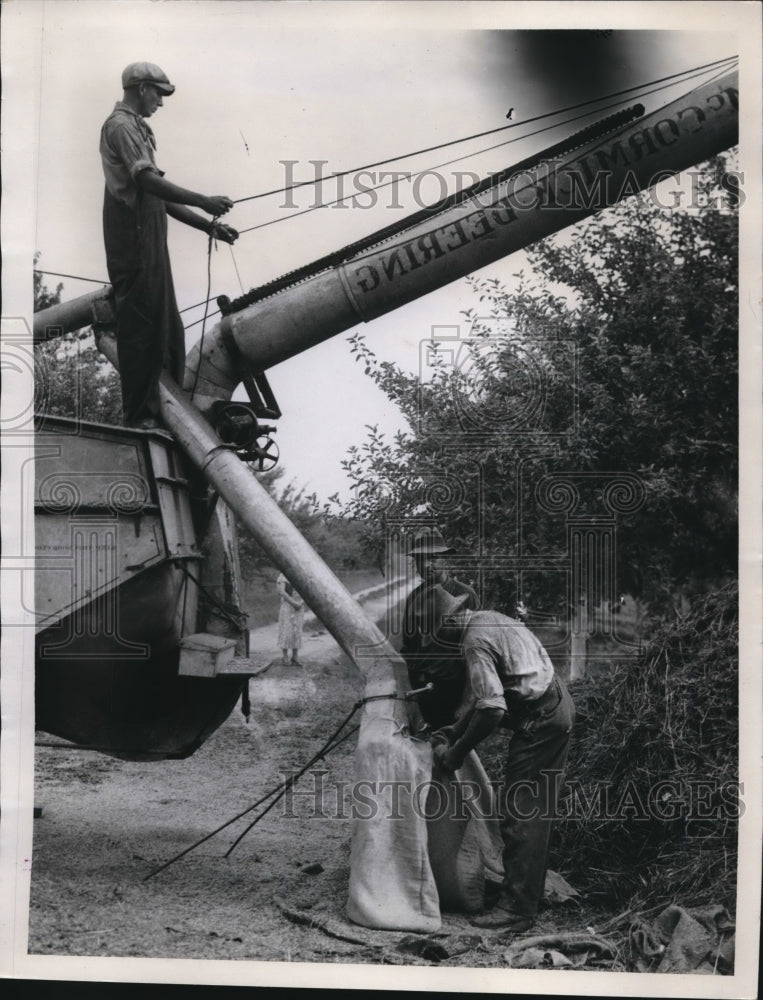 Load image into Gallery viewer, 1935 Press Photo Art Niemier &amp; Mayor Walker with blower machine
