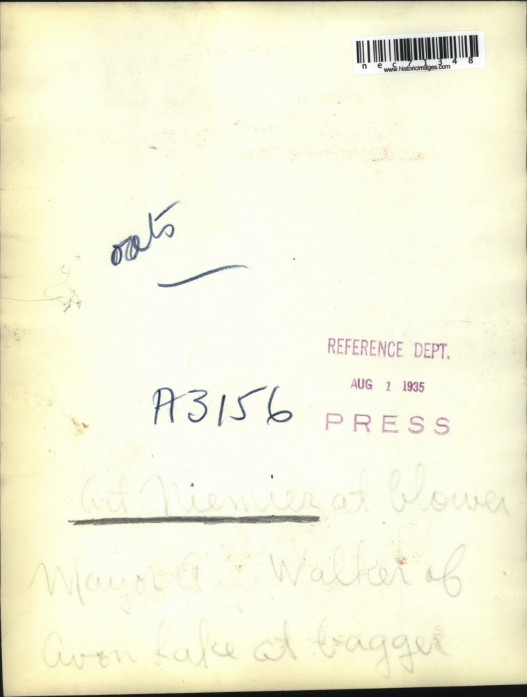 1935 Press Photo Art Niemier & Mayor Walker with blower machine