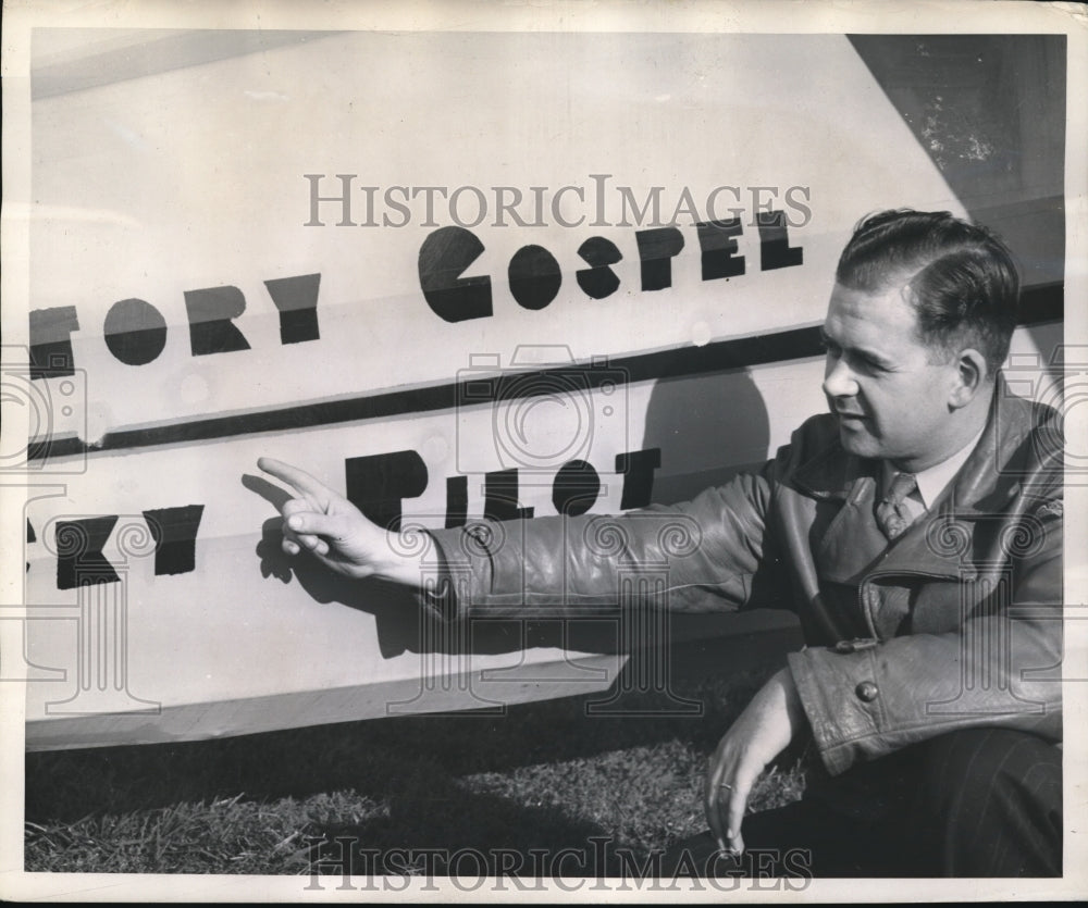 1944 Press Photo The Rev Paul C Hartford in Pontiac Mich with his plane- Historic Images