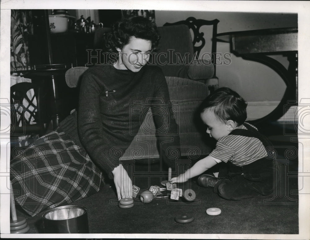 1944 Press Photo Wash DC Working Moms Club, Eve Rothenberg & a baby