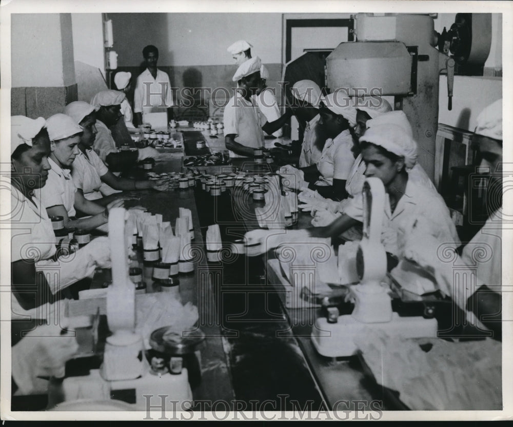 1959 Press Photo Workers in a mfg plant in India