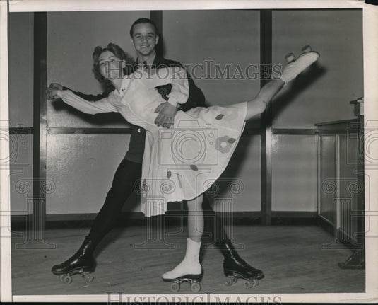 1941 Press Photo Eleanor Neuvis & Charles Kennsdy on roller  skates- Historic Images