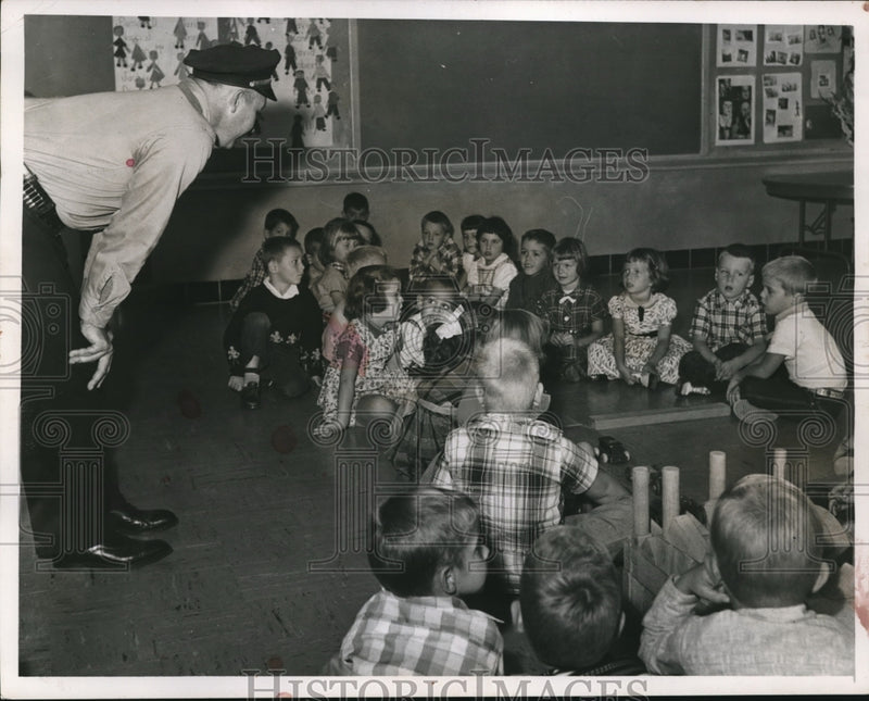 Load image into Gallery viewer, 1956 Press Photo Asst Police Chief Howard Nickels &amp; kindergarteners
