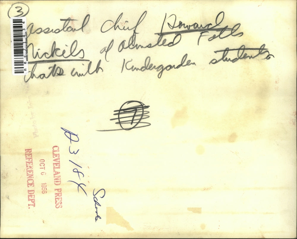 1956 Press Photo Asst Police Chief Howard Nickels & kindergarteners