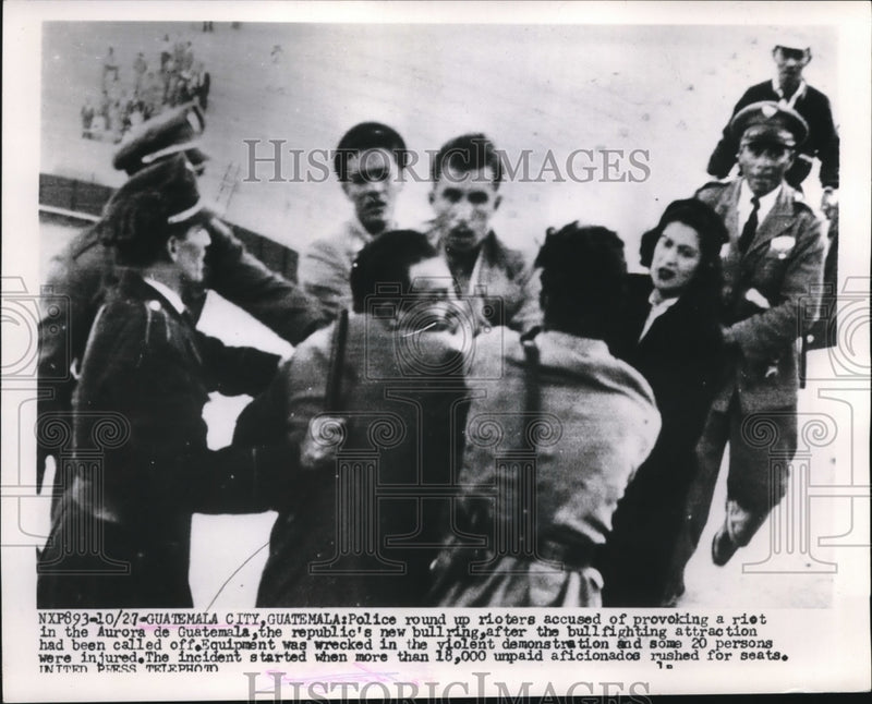 Load image into Gallery viewer, 1953 Press Photo Oklahoma City, Ok police round up rioters - nec71452
