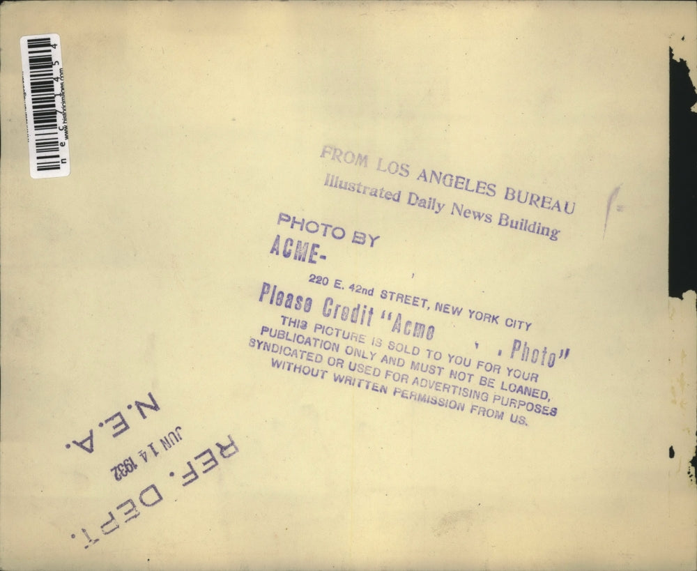 1932 Press Photo People in the street of a housing project