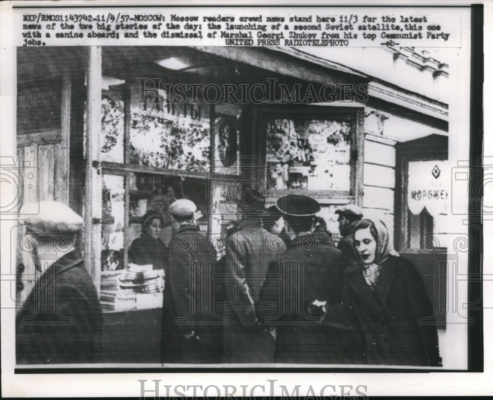 1957 Press Photo Moscow residents get news about Soviet satellite &amp; Zhukov- Historic Images