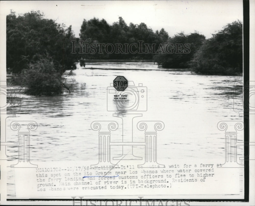 1958 Press Photo Flooded Rio Grande Near Los Ebanos at Ferry Landing
