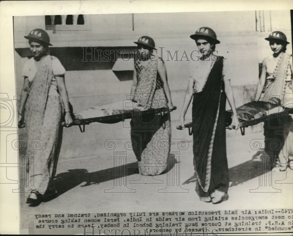 1943 Press Photo Indian Women Carrying Children on Stretchers - nec71503