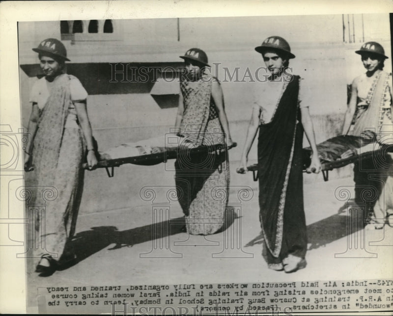 Load image into Gallery viewer, 1943 Press Photo Indian Women Carrying Children on Stretchers - nec71503
