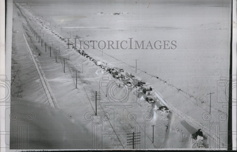 1955 Press Photo Long Line of Marooned Car in Heavy Snow in Texas- Historic Images