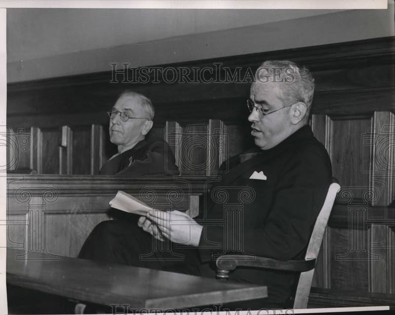 Load image into Gallery viewer, 1938 Press Photo Judge Arthur P McNulty on the stand at a trial
