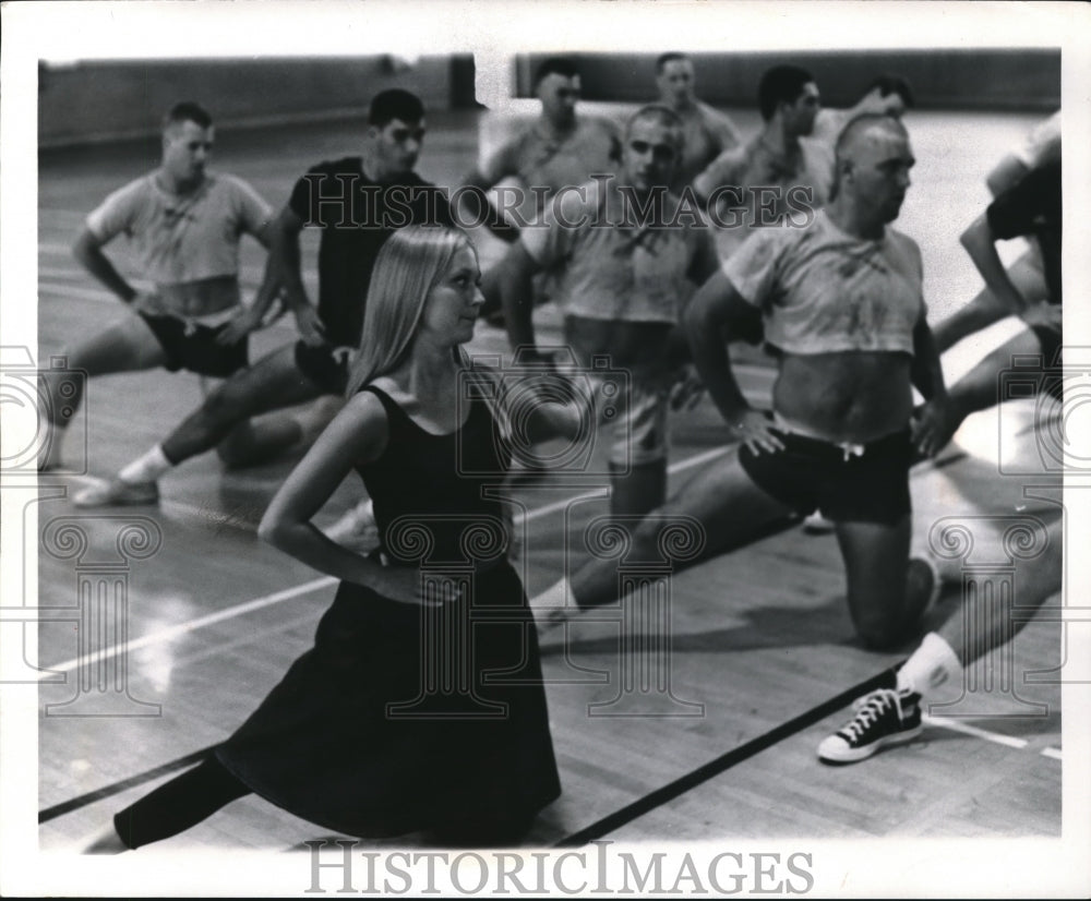 1966 Press Photo dance instructor Mrs. Bobbi Wilson teaching a class - nec71526