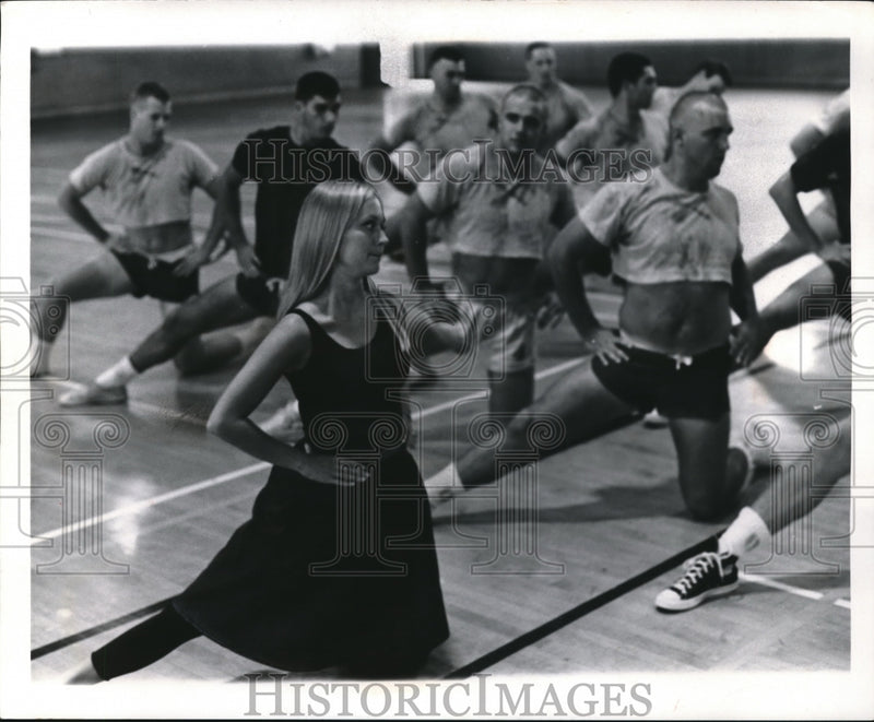 Load image into Gallery viewer, 1966 Press Photo dance instructor Mrs. Bobbi Wilson teaching a class - nec71526
