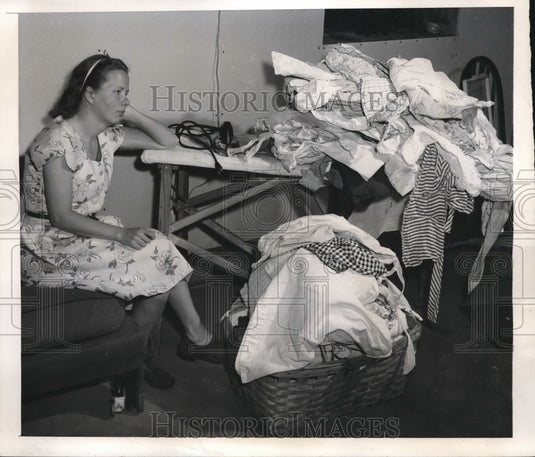 1949 Press Photo Pittsburgh, Pa Mrs CE Heil & loads of ironing to do - nec71529