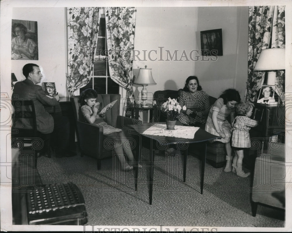 1947 Press Photo France Raimbeaud family in new style home living room