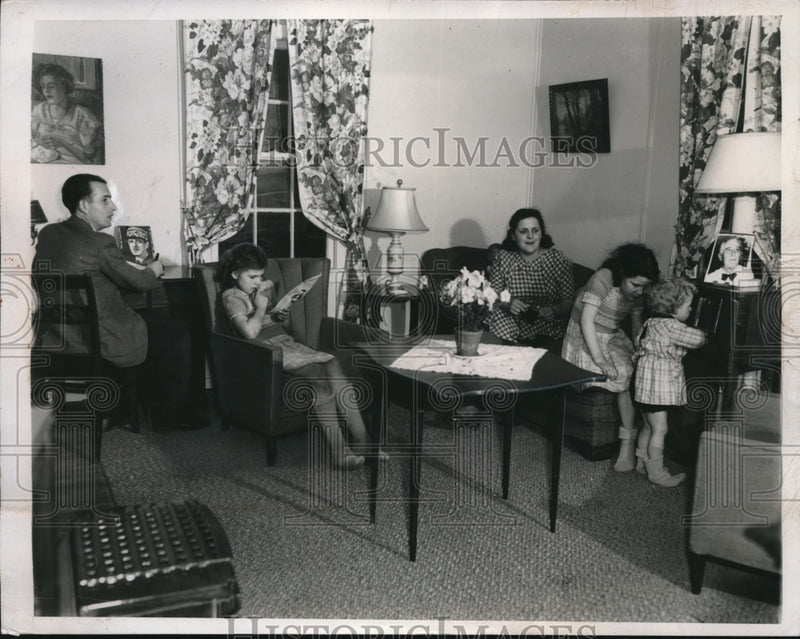 Load image into Gallery viewer, 1947 Press Photo France Raimbeaud family in new style home living room
