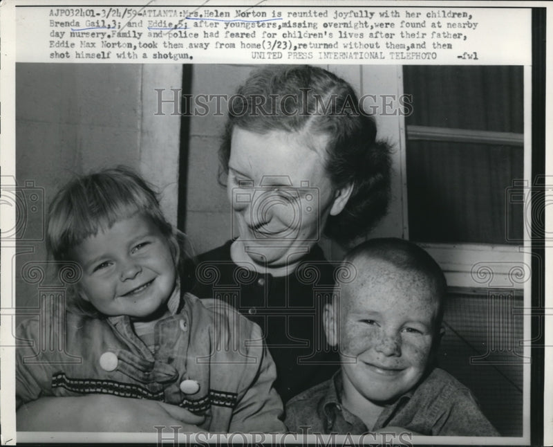 Load image into Gallery viewer, 1959 Press Photo Atlanta Mrs Helen Norton reunited with kids Brenda &amp; Eddie
