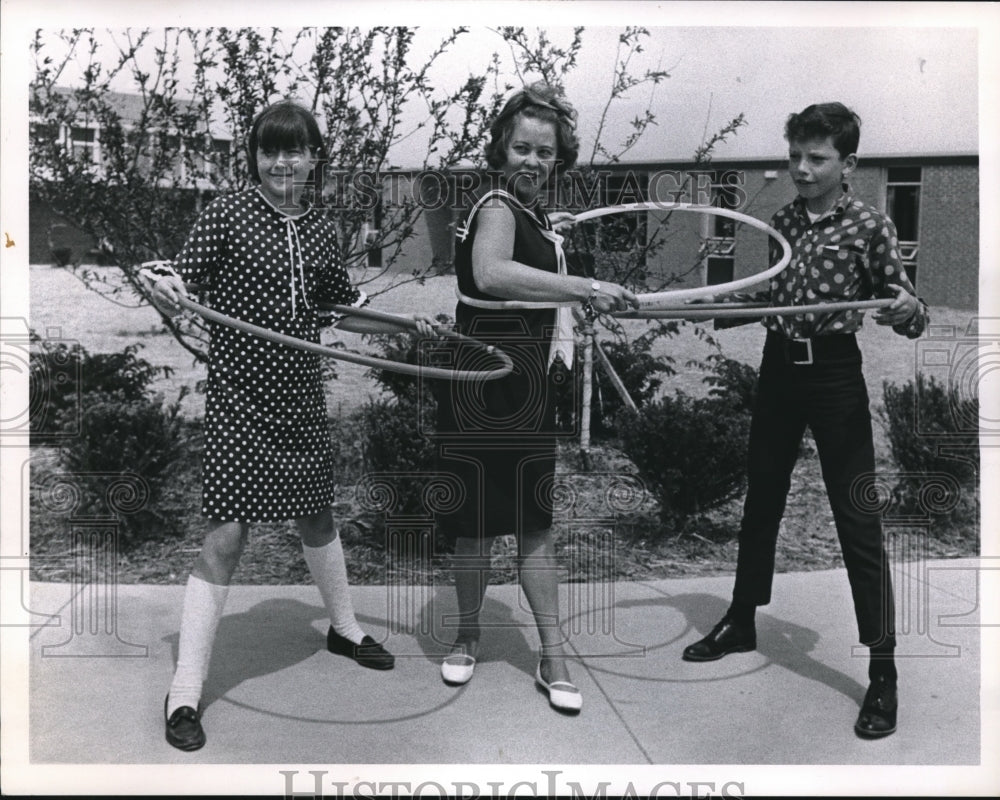 1967 Press Photo Sue Turk, Bill Davis, Mrs E Northcutt with hula hoops at school