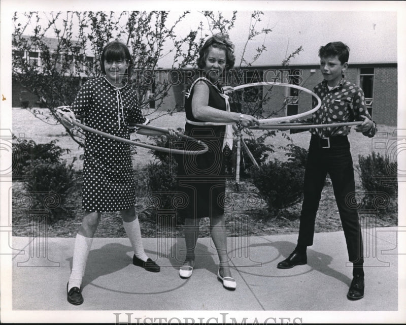 Load image into Gallery viewer, 1967 Press Photo Sue Turk, Bill Davis, Mrs E Northcutt with hula hoops at school
