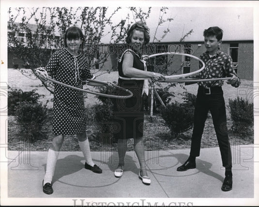 1967 Press Photo Sue Turk, Bill Davis, Mrs E Northcutt with hula hoops at school