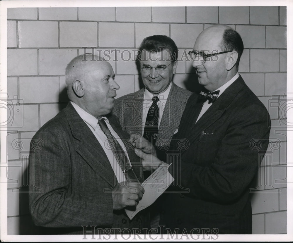 1954 Press Photo G Glenn Nuse, pres of Whites, Emil Sebek, & 50 yr worker